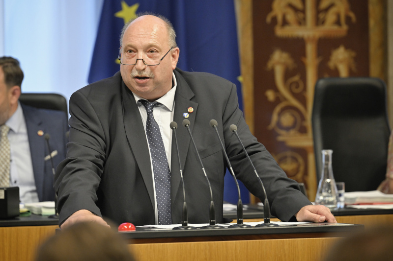 Am Redner:innenpult: Bundesrat Michael Bernard (FPÖ)