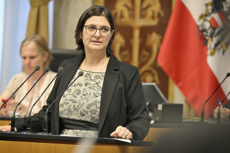 Am Redner:innenpult: Bundesrätin Manuela-Anna Sumah-Vospernik (NEOS)
