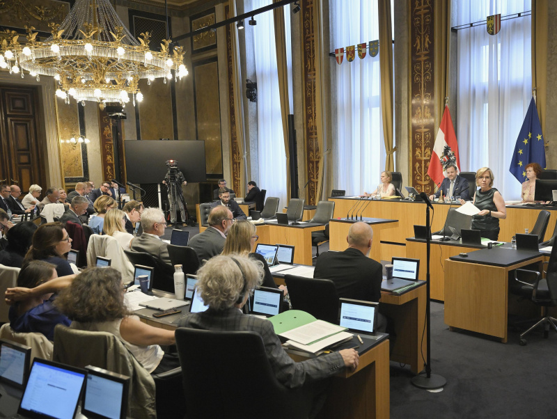 Am Wort: Klimaministerin Leonore Gewessler (GRÜNE). Blick Richtung Sitzungsteilnehmer:innen