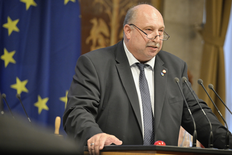 Am Redner:innenpult: Bundesrat Michael Bernard (FPÖ)