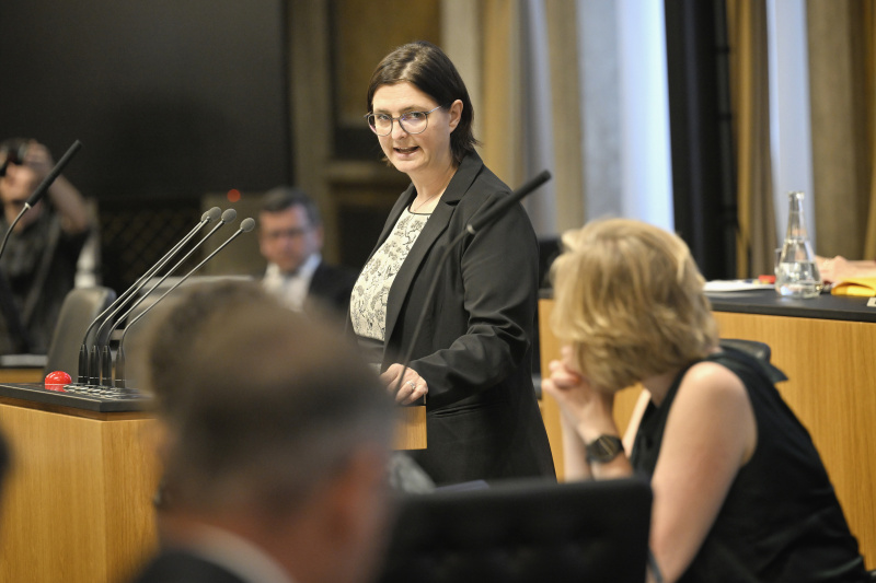 Am Redner:innenpult: Bundesrätin Manuela-Anna Sumah-Vospernik (NEOS)