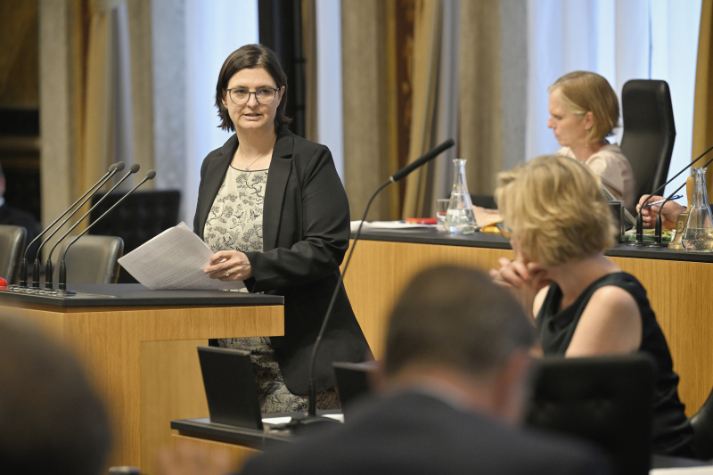 Am Redner:innenpult: Bundesrätin Manuela-Anna Sumah-Vospernik (NEOS)