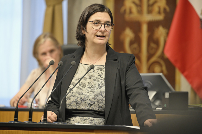 Am Redner:innenpult: Bundesrätin Manuela-Anna Sumah-Vospernik (NEOS)