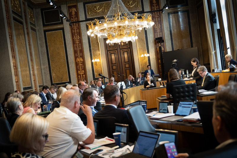 Am Redner:innenpult Bundesrätin Manuela-Anna Sumah-Vospernik (NEOS). Auf der Regierunsbank Bildungsminister Martin Polaschek (ÖVP). Blick Richtung Sitzungsteilnehmer:innen