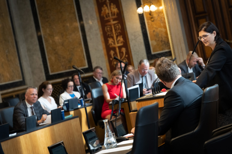 Am Redner:innenpult Bundesrätin Manuela-Anna Sumah-Vospernik (NEOS)