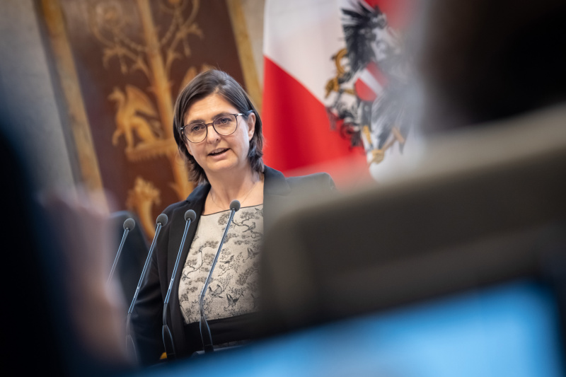 Am Redner:innenpult Bundesrätin Manuela-Anna Sumah-Vospernik (NEOS)
