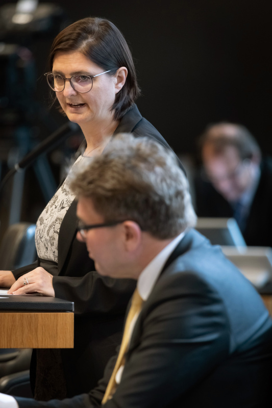 Am Redner:innenpult Bundesrätin Manuela-Anna Sumah-Vospernik (NEOS). Auf der Regierunsbank Bildungsminister Martin Polaschek (ÖVP)