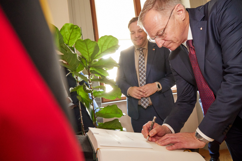 Eintrag in das Gästebuch. Von links: Bundesratspräsident Franz Ebner (ÖVP), Landeshauptmann von Oberösterreich Thomas Stelzer
