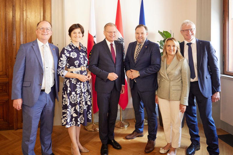 Von links: Bundesrat Bernhard Ruf (ÖVP), Bundesrätin Barbara Prügl (ÖVP), Landeshauptmann von Oberösterreich Thomas Stelzer, Bundesratspräsident Franz Ebner (ÖVP), Bundesrätin Johanna Miesenberger (ÖVP), Bundesrat Ferdinand Tiefnig (ÖVP)