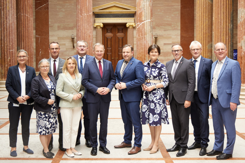 Von links: Bundesrätin Claudia Hauschildt-Buschberger (GRÜNE), Bundesrätin Bettina Lancaster (SPÖ), Vizepräsident des Bundesrates Dominik Reisinger (SPÖ), Bundesrätin Johanna Miesenberger (ÖVP), Bundesrat Markus Steinmaurer (FPÖ), Landeshauptmann von Oberösterreich Thomas Stelzer, Bundesratspräsident Franz Ebner (ÖVP), Bundesrätin Barbara Prügl (ÖVP), Bundesrat Günter Pröller (FPÖ), Bundesrat Ferdinand Tiefnig (ÖVP), Bundesrat Bernhard Ruf (ÖVP)