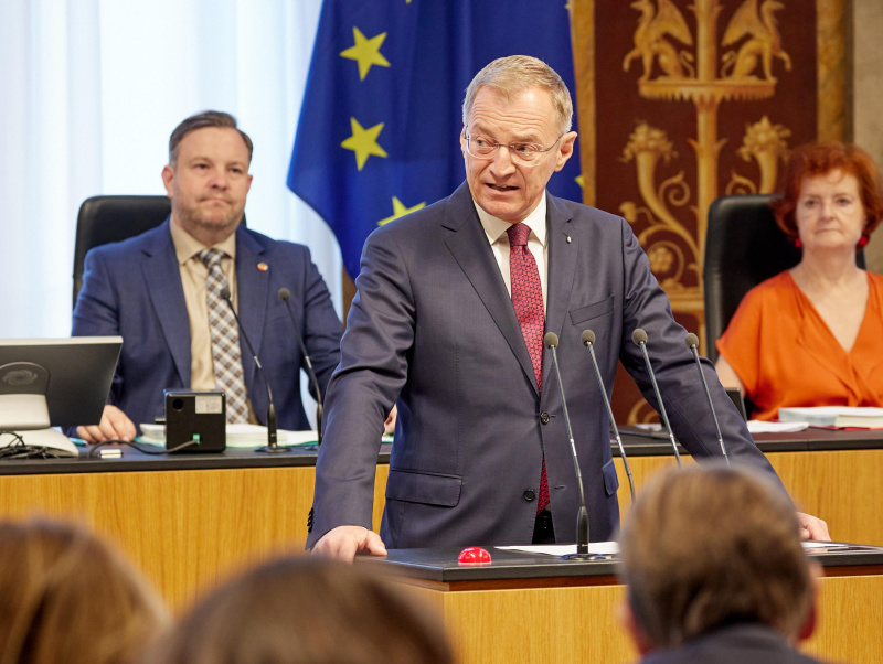Landeshauptmann Stelzer am Rednerpult. Dahinter Bundesratspräsident Ebner am Rednerpult.