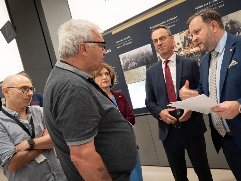 Oswald Föller spricht mit Franz Ebner (Bundesratspräsident)