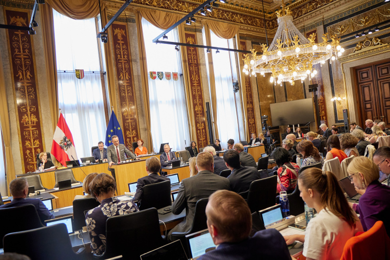 Am Redner:innenpult Vizepräsident des Bundesrates Dominik Reisinger (SPÖ)