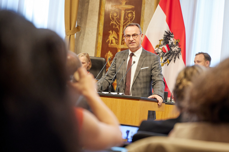 Am Redner:innenpult Vizepräsident des Bundesrates Dominik Reisinger (SPÖ)