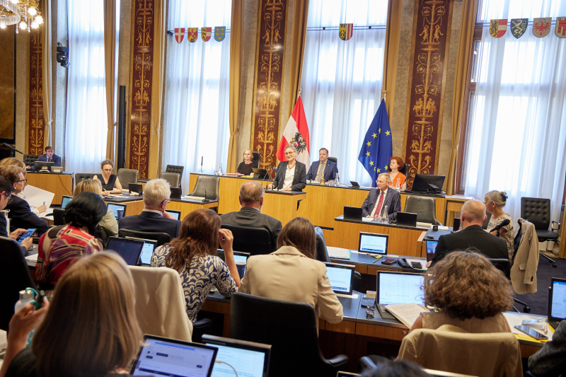 Am Redner:innenpult Bundesrätin Claudia Hauschildt-Buschberger (GRÜNE)