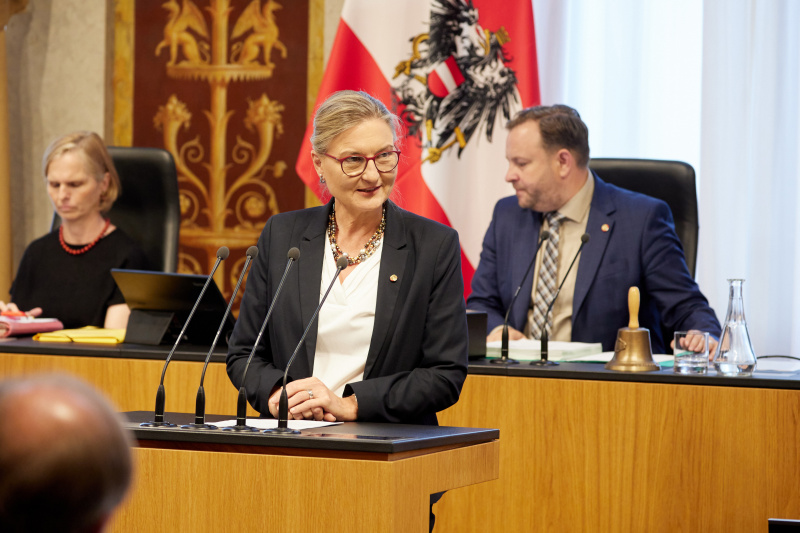 Am Redner:innenpult Bundesrätin Claudia Hauschildt-Buschberger (GRÜNE)