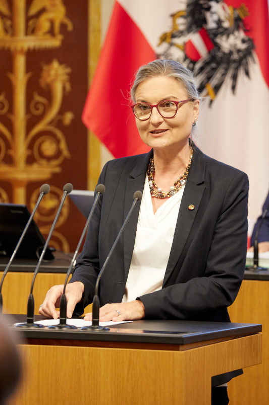 Am Redner:innenpult Bundesrätin Claudia Hauschildt-Buschberger (GRÜNE)