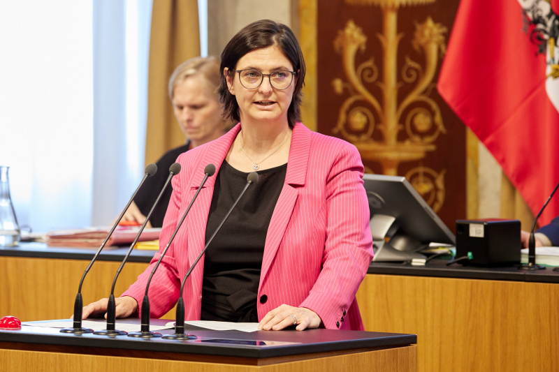 Am Redner:innenpult Bundesrätin Manuela-Anna Sumah-Vospernik (NEOS)