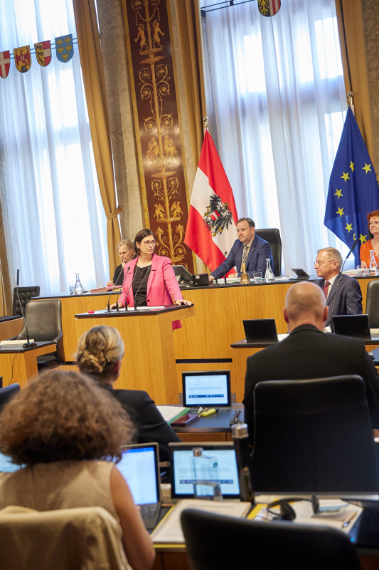 Am Redner:innenpult Bundesrätin Manuela-Anna Sumah-Vospernik (NEOS)