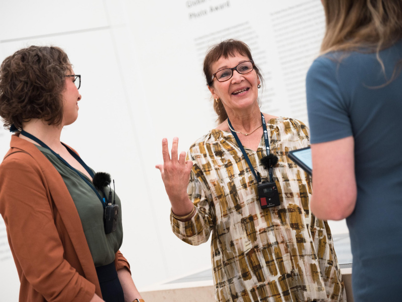 Podcast-Host Tatjana Lukáš (rechts) redet mit Karin Liebhart (Mitte) und  Anna Durnová (links). 