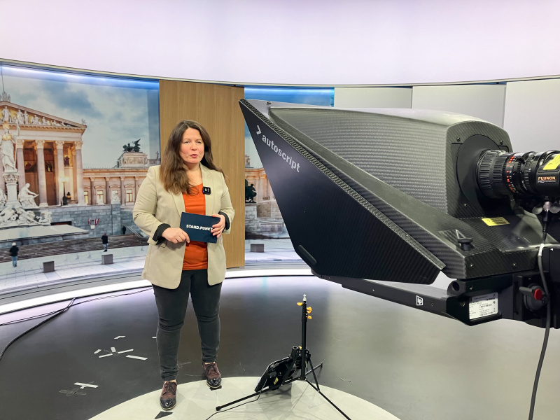 Vera Schmidt moderiert vor einer Kamera