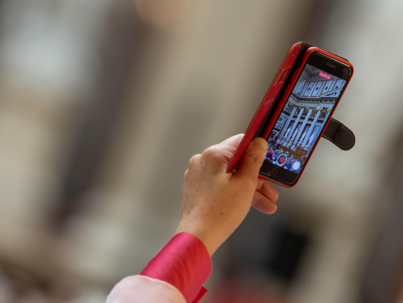 Veranstaltungsteilnehmerin filmt mit