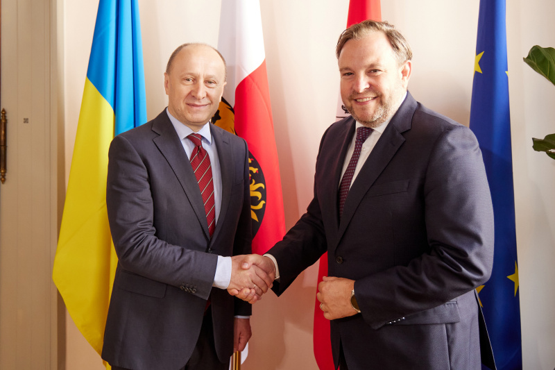 Fahnenfoto. Von rechts: Bundesratspräsident Franz Ebner (ÖVP), Botschafter der Ukraine in Österreich Vasyl Khymynets