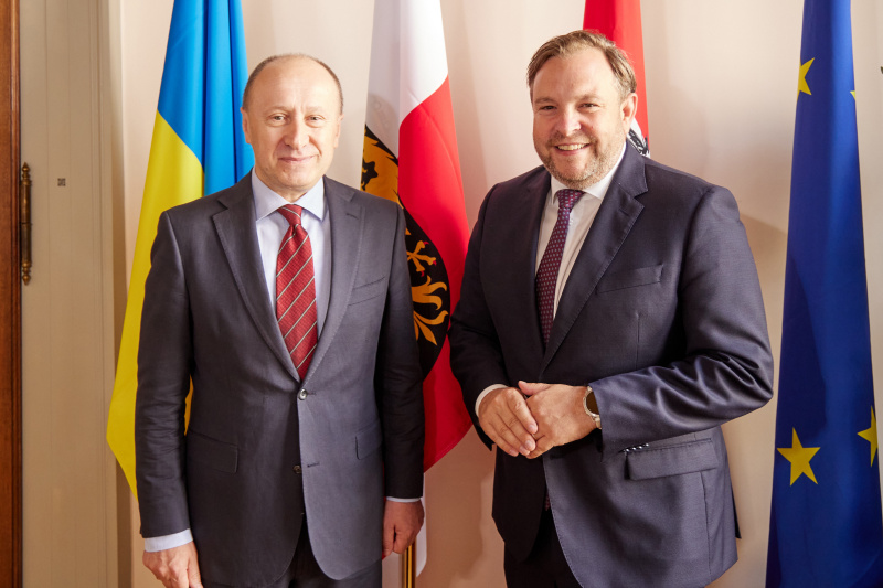 Fahnenfoto. Von rechts: Bundesratspräsident Franz Ebner (ÖVP), Botschafter der Ukraine in Österreich Vasyl Khymynets
