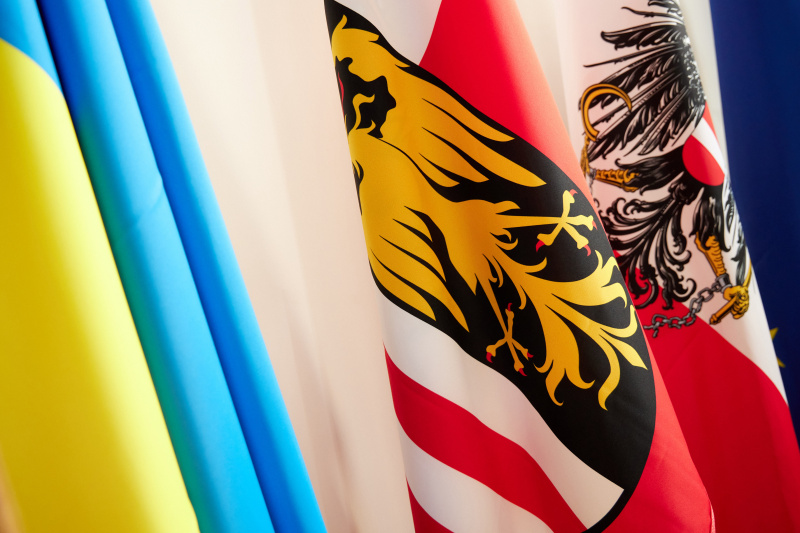 Fahnen von links: Ukraine, Oberösterreich, Österreich, EU-Fahne