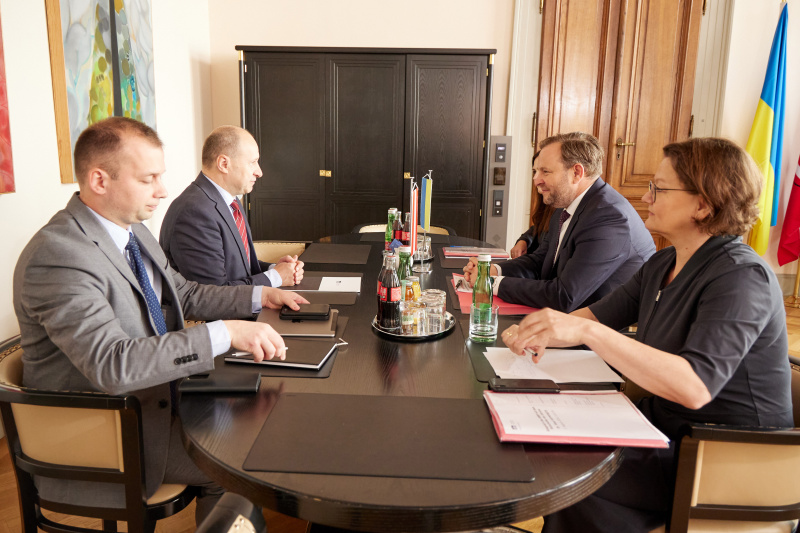 Arbeitsgespräch. Rechte Seite österreichische Delegation mit Bundesratspräsident Franz Ebner (ÖVP). Linke Seite ukrainische Delegation mit Botschafter der Ukraine in Österreich Vasyl Khymynets