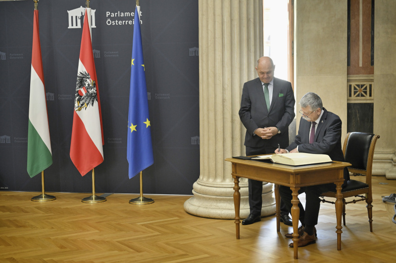 Gästebuch. Von links: Nationalratspräsident Wolfgang Sobotka (ÖVP), Präsident der Ungarischen Nationalversammlung László Kövér