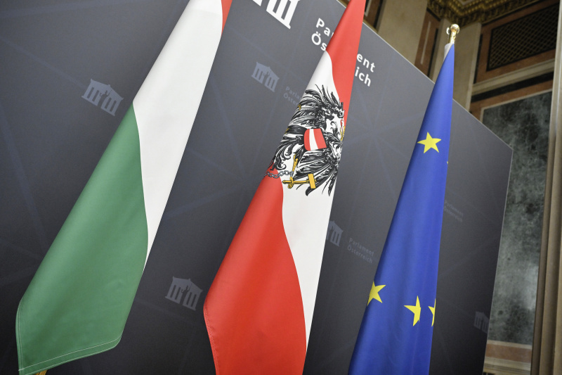 Von links: Fahnen von Ungarn, Österreich, Europäische Union