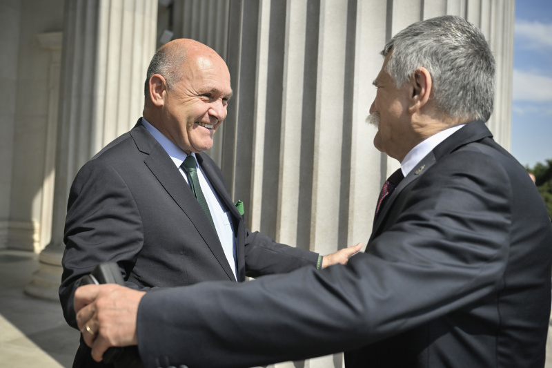 Einholung. Von links: Nationalratspräsident Wolfgang Sobotka (ÖVP), Präsident der Ungarischen Nationalversammlung László Kövér