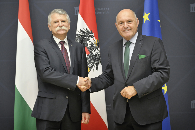 Fahnenfoto. Von links: Präsident der Ungarischen Nationalversammlung László Kövér, Nationalratspräsident Wolfgang Sobotka (ÖVP)