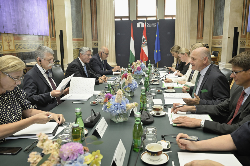 Aussprache. Rechte Tischhälfte Österreichische Delelgation mit Nationalratspräsident Wolfgang Sobotka (ÖVP) (2. von rechts). Linke Tischhälfte ungarische Delegation mit dem Präsidenten der Ungarischen Nationalversammlung László Kövér (2. von links)