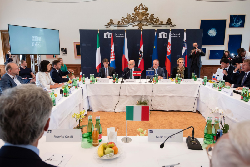 Blick Richtung Sitzungsteilnehmer:innen