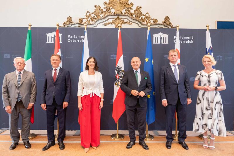 Gruppenfoto. Von links: Vorsitzender des außen- und europapolitischen Ausschusses Giulio Tremonti, Präsident des Sabor der Republik Kroatien Gordan Jandroković, Vorsitzende des Abgeordnetenhauses des tschechischen Parlaments Markéta Pekarová Adamová, Nationalratspräsident Wolfgang Sobotka (ÖVP), Präsident des Nationalrates der Republik Slowakei Peter Žiga, Präsidentin der Nationalversammlung der Republik Slowenien Urška Klakočar Zupančič