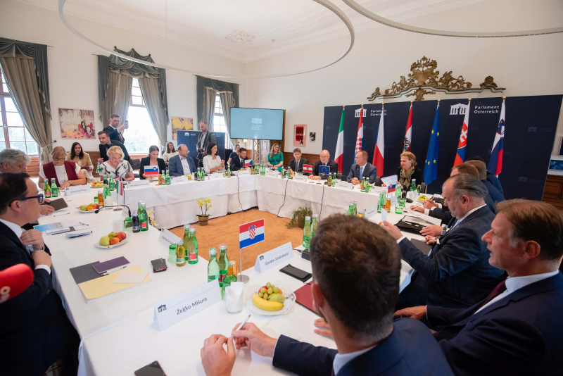 Aussprache. Blick Richtung Sitzungsteilnehmer:innen