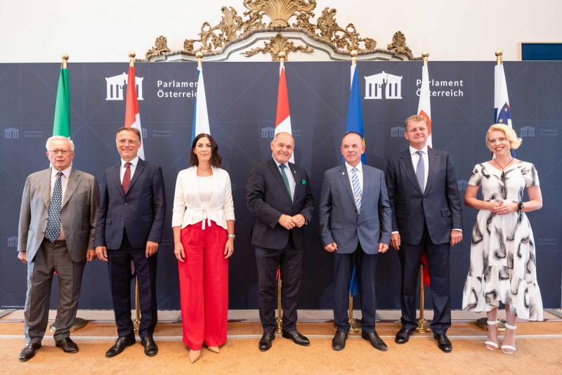 Gruppenfoto. Von links: Vorsitzender des außen- und europapolitischen Ausschusses Giulio Tremonti, Präsident des Sabor der Republik Kroatien Gordan Jandroković, Vorsitzende des Abgeordnetenhauses des tschechischen Parlaments Markéta Pekarová Adamová, Nationalratspräsident Wolfgang Sobotka (ÖVP), Cyber-Sicherheitsexperte beim European Centre of Excellence for Countering Hybrid Threats Josef Schröfl, Präsident des Nationalrates der Republik Slowakei Peter Žiga, Präsidentin der Nationalversammlung der Republik Slowenien Urška Klakočar Zupančič