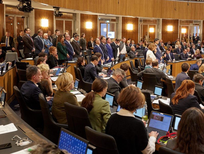 Viele Abgeordnete bei einer Abstimmung im Parlament