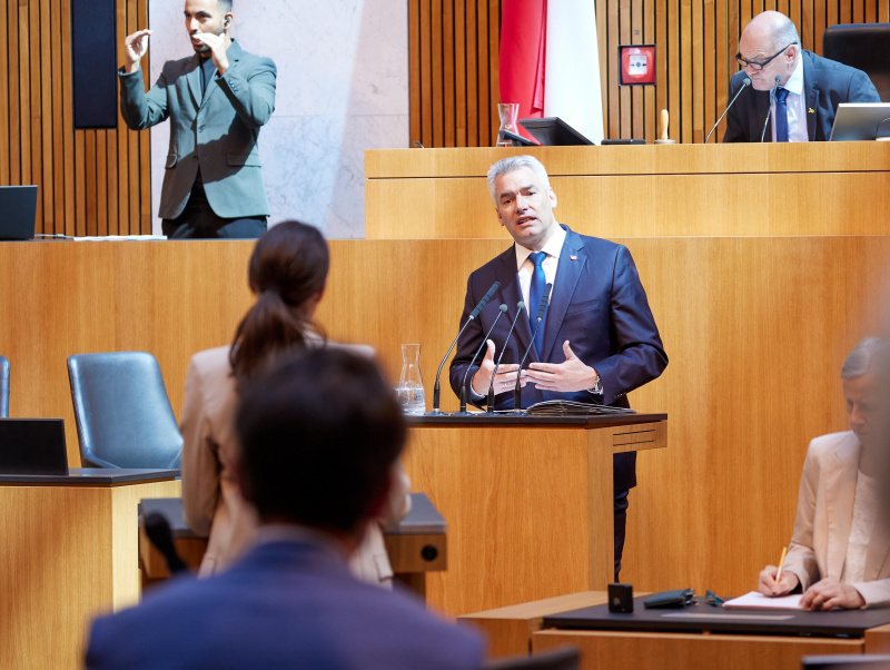 Bundeskanzler Karl Nehammer steht den Abgeordneten im Rahmen einer Fragestunde Rede und Antwort