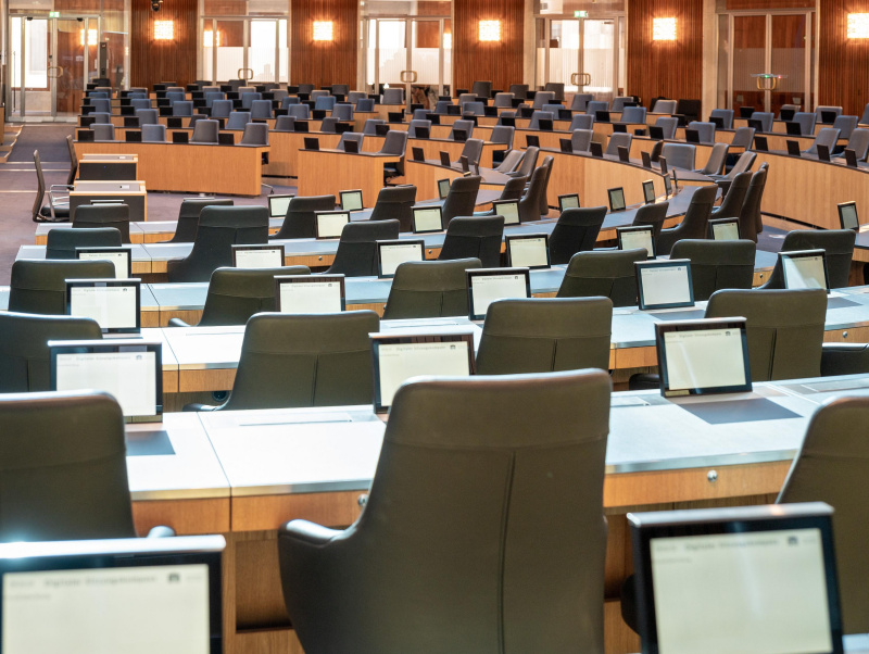 Blick auf die Sitzplätze der Abgeordneten