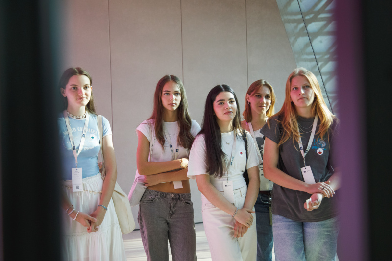 Schüler:innen beim Escape-Spiel