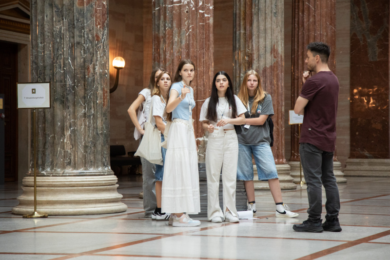 Schüler:innen beim Escape-Spiel