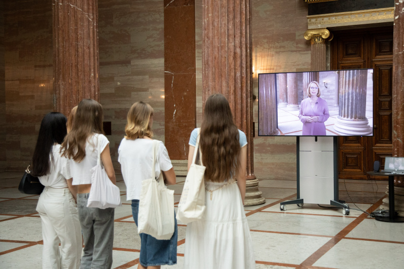 Schüler:innen beim Escape-Spiel