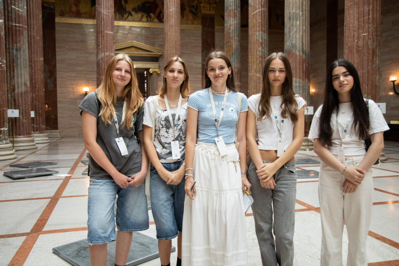 Schüler:innen beim Escape-Spiel