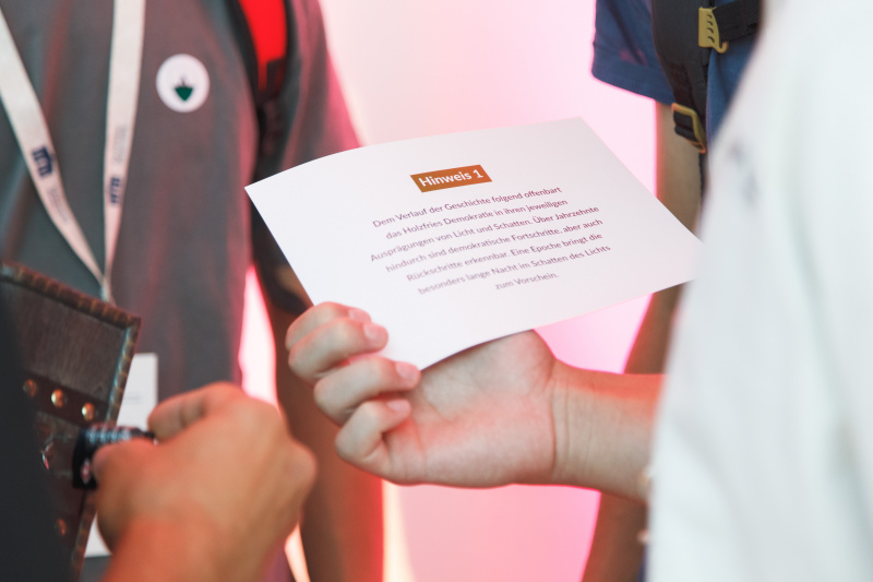 Schüler:innen beim Escape-Spiel