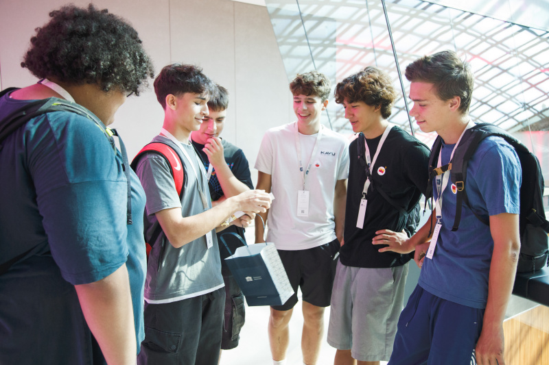 Schüler:innen beim Escape-Spiel