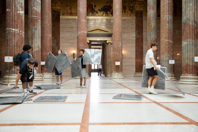 Schüler:innen beim Escape-Spiel