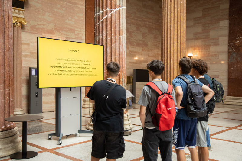 Schüler:innen beim Escape-Spiel